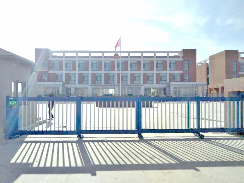包頭達(dá)旗風(fēng)水梁鎮(zhèn)政府對(duì)財(cái)門(mén)伸縮門(mén)給予高度評(píng)價(jià)！
